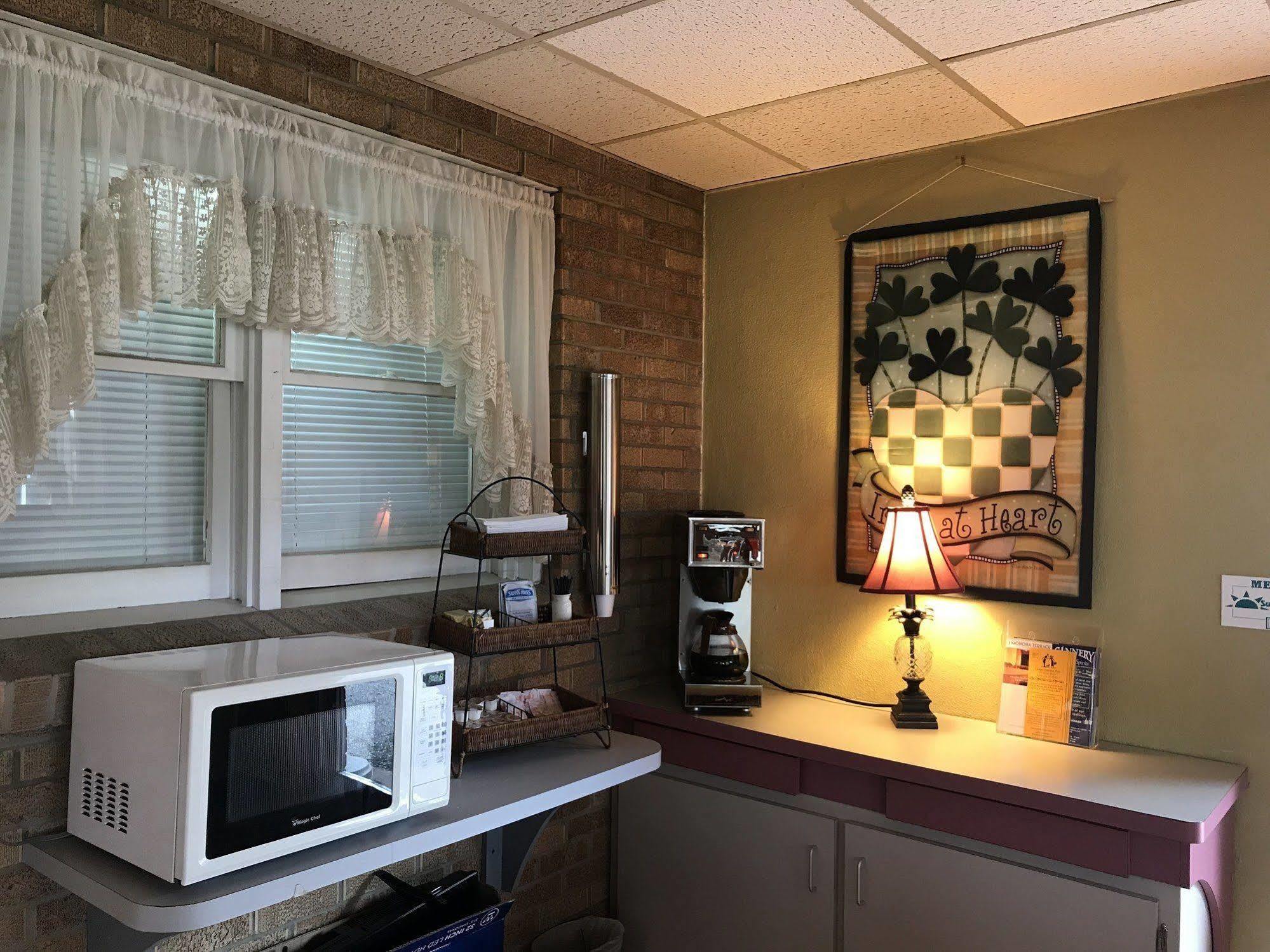 Mcgovern'S Motel And Suites Sun Prairie Eksteriør bilde